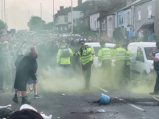 Haos u Southportu: Ekstremni desničari napali džamiju, povrijeđena 22 policajca