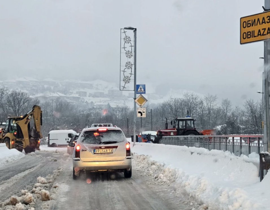 Haos u Srbiji: Struje nema hiljade domaćinstava, putevi djelimično prohodni