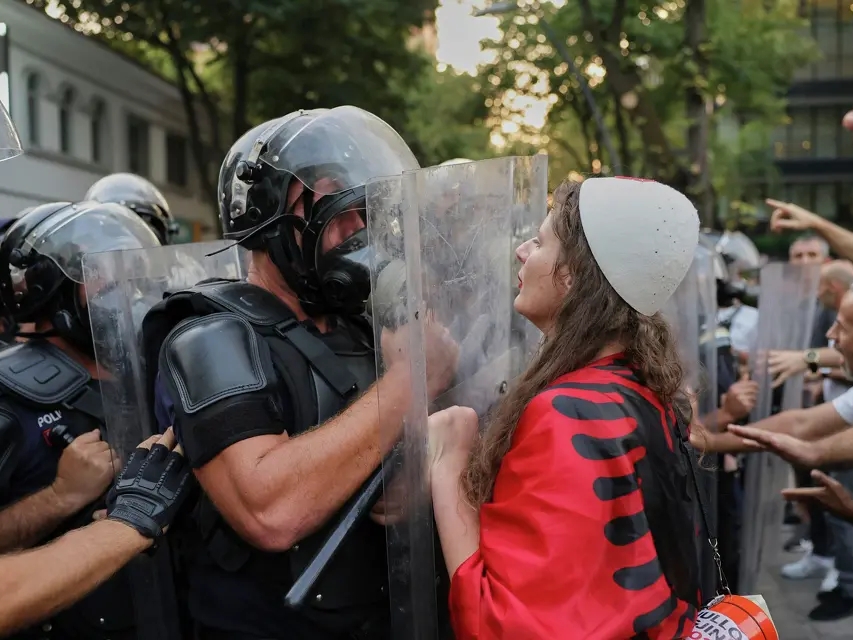 Haos u Tirani: Demonstranti gađali policiju, traže ostavku Rame