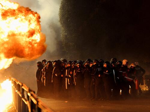 Haos u Tirani: Demonstranti Molotovljevim koktelima gađali zgradu vlade