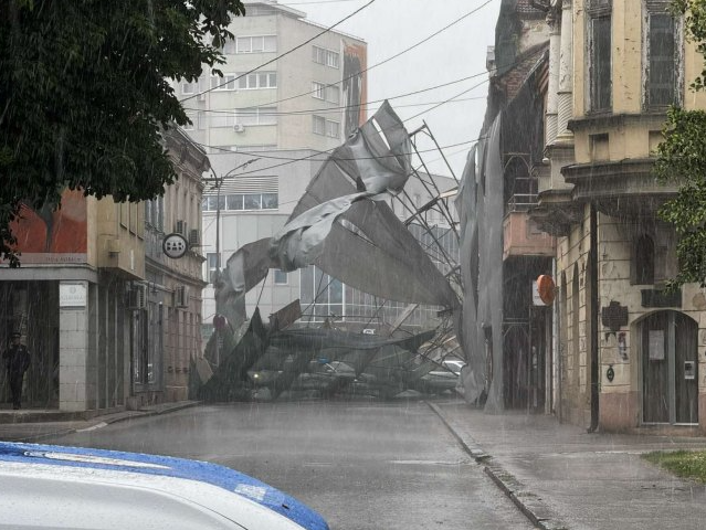 Haotične scene iz Prijedora: Olujni vjetar srušio zaštitu sa zgrade