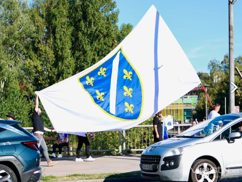 Hapšenja u bh. gradu, pijan uklanjao zastave s ljiljanima