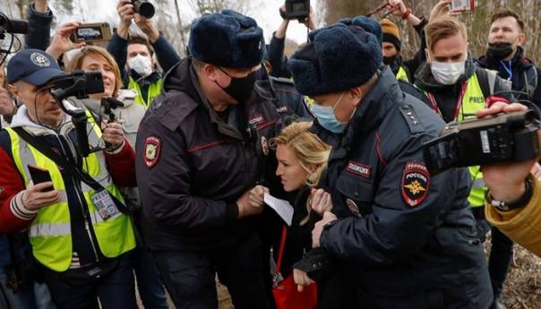 Hapšenje pristalica i ljekara Navaljnog ispred zatvora