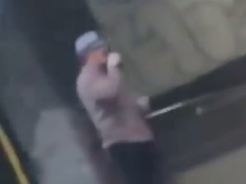 Haris Džinović snimljen kako pije nasred ulice