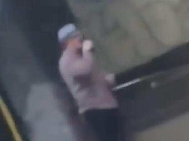 Haris Džinović snimljen kako pije nasred ulice