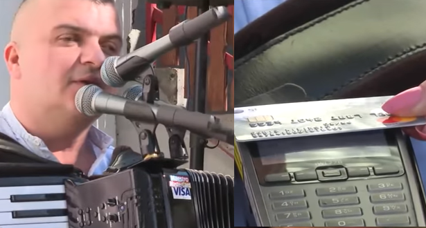 Harmonikaš postavio čitač kreditnih kartica na svoju harmoniku