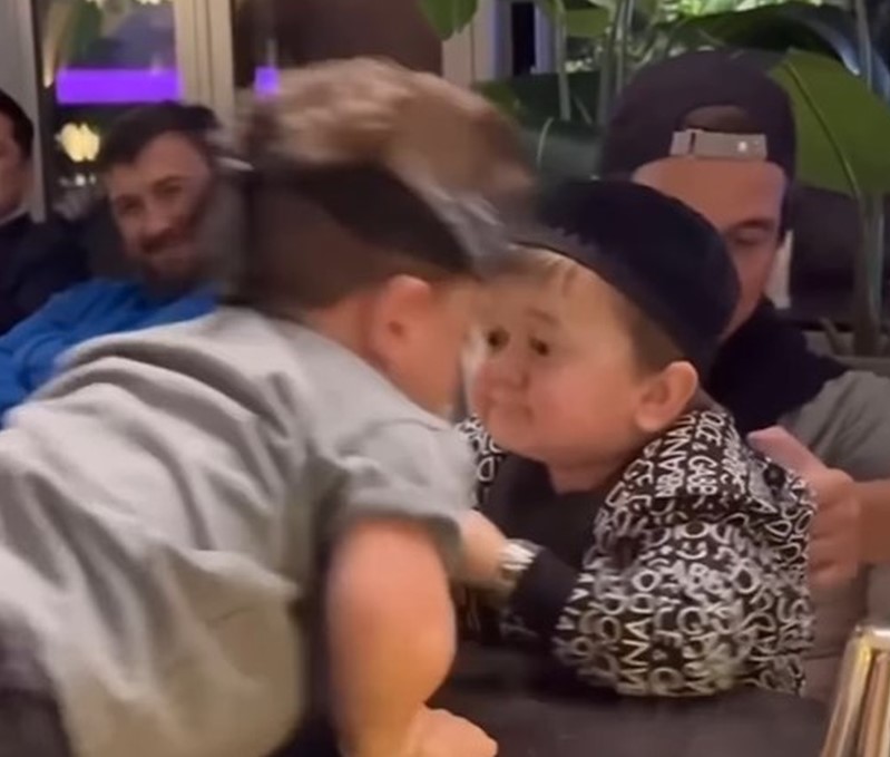 Hasbulla 'zakuhao' zbog pomfrita na stolu, kolega krenuo glavom na njega