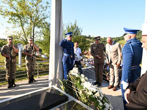 Helez položio cvijeće na mezar generala Izeta Nanića