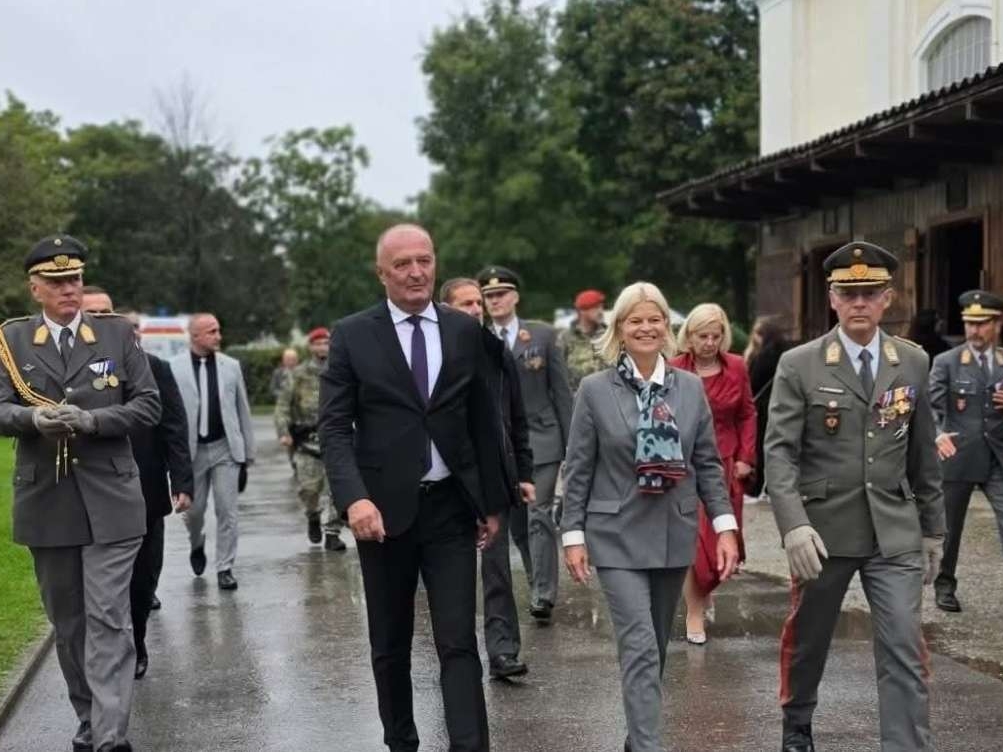 Helez poručio kadetima u Beču: Znanje, ponos i čast neka vas vode u službi mira