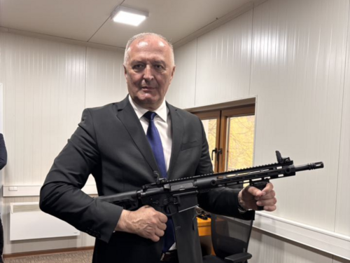 Helez s puškom domaće proizvodnje: Ispunjen ponosom