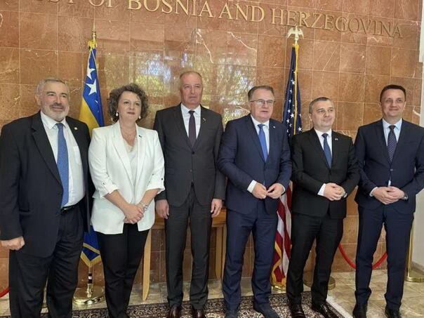 Helez u Washingtonu: Istinu o neustavnim aktivnostima predstaviti novoj administraciji SAD-a