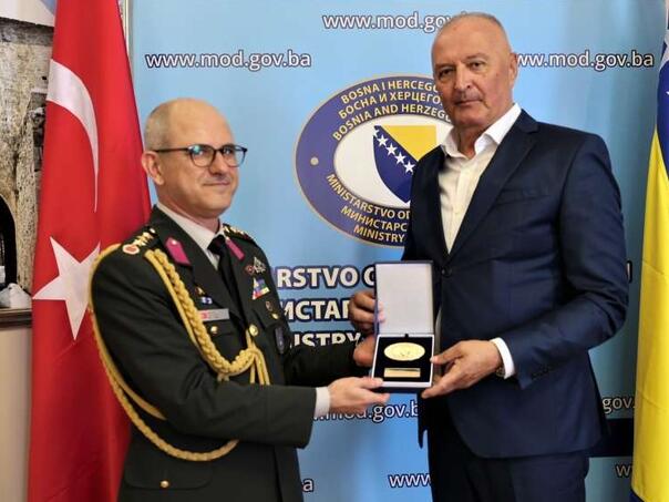 Helez uručio Zlatnu plaketu brigadiru Muratu Kulu