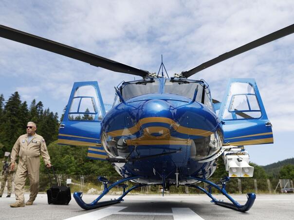 Helikopter MUP-a KS snimljen za PR potrebe, ide u hangar do naredne godine