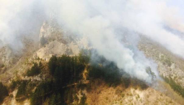 Helikopter Oružanih snaga BiH angažiran na gašenju požara kod Mostara