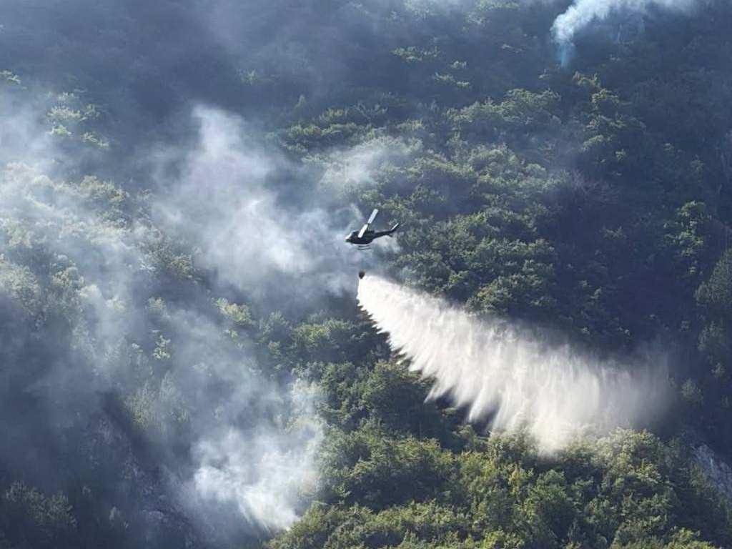 Helikopter Oružanih snaga BiH gasi požar kod Bosanskog Grahova