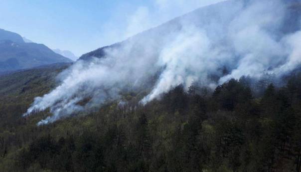 Helikopter Oružanih snaga BiH i danas gasi požar kod Konjica