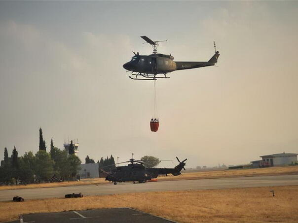 Helikopter OS BiH angažovan na gašenju požara u Crnoj Gori