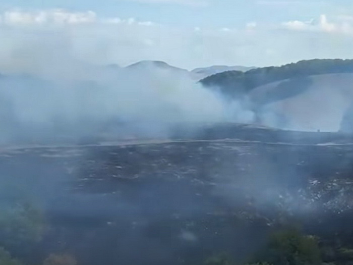 Helikopter OS BiH angažovan na gašenju požara u Nevesinju