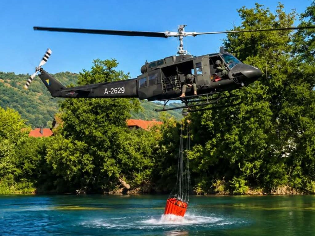 Helikopter OS BiH i danas gasi požar u području Trebinja, kod Cazina ugašen