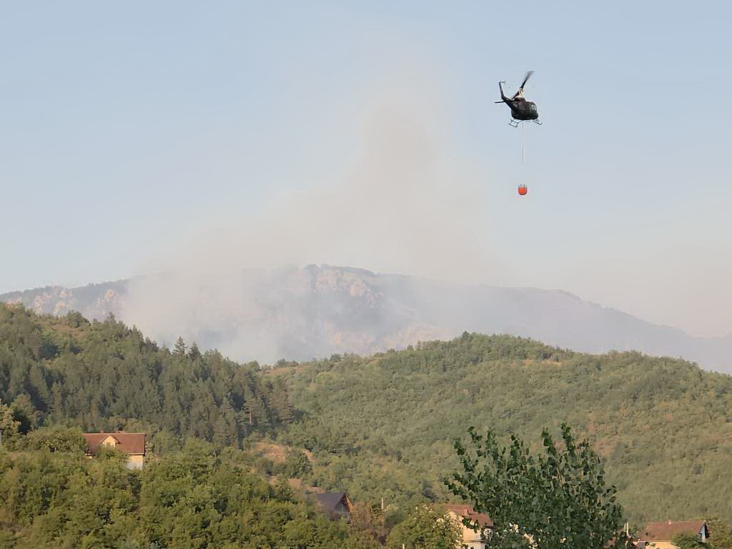 Helikopter OS BiH od ranih jutarnjih sati gasi požar na području Konjica