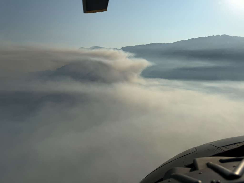 Helikopter OSBiH gasi požar na području Konjica, gusti dim otežava