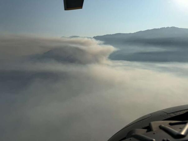 Helikopter OSBiH gasi požar na području Konjica, gusti dim otežava