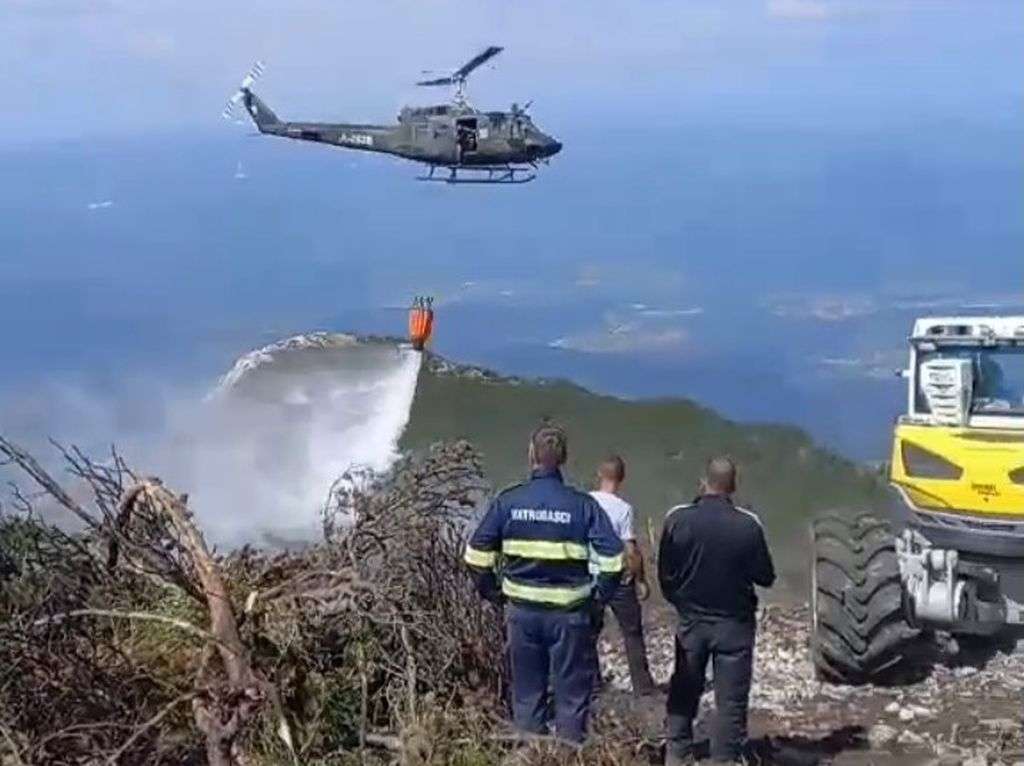 Helikopter OSBiH gasio požar na Bjelašnici