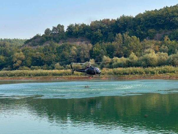 Helikopter ugasio požar koji je prijetio borovoj šumi