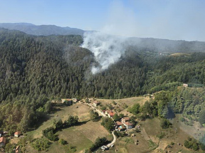 Helikopter ZDK-a u akciji: Ugašen požar koji je prijetio kućama kod Maglaja