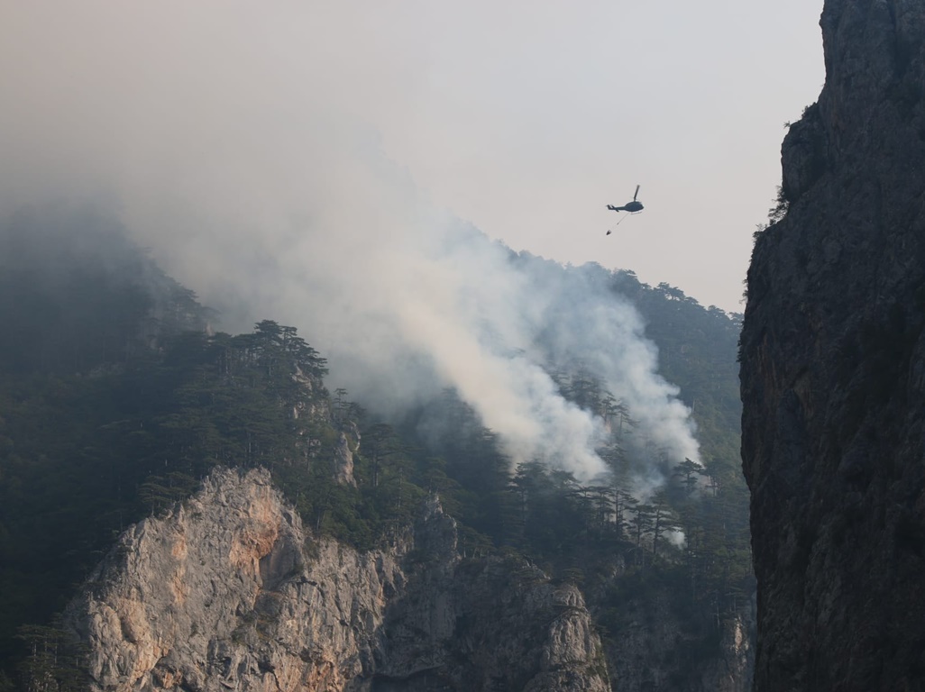 Helikopteri danas nastavljaju gašenje požara na Tjentištu