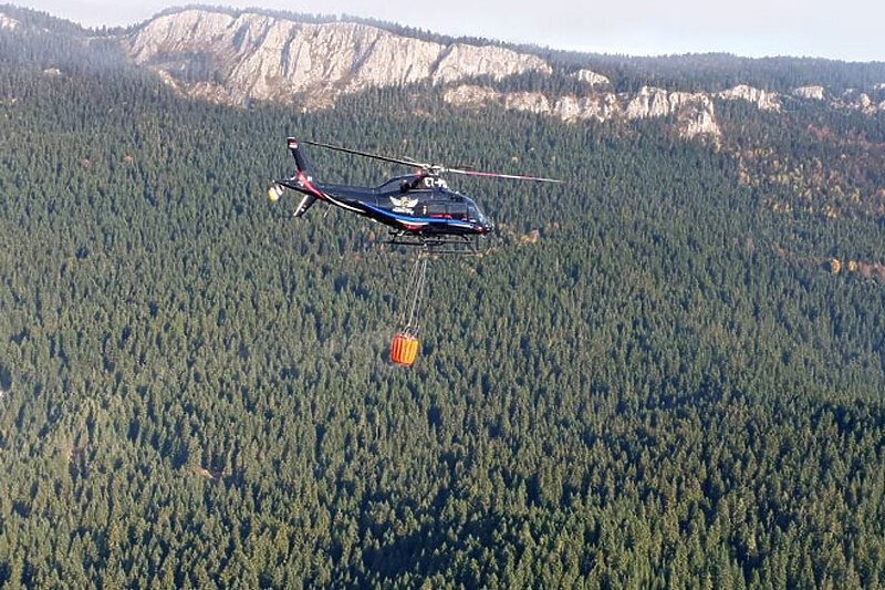 Helikopteri gase požar na planini Stolac u RS