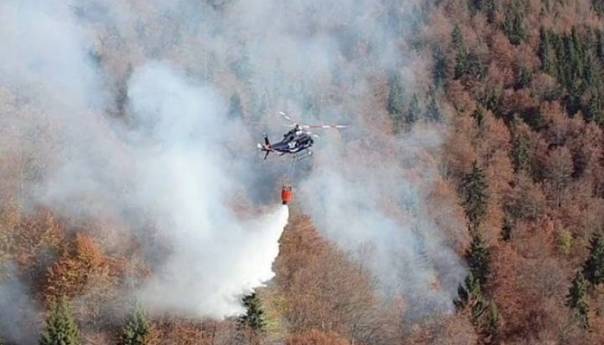 Helikopteri iz RS gase požar u Jablanici