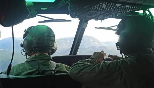 Helikopteri OS BiH uprkos otežanim uslovima gase požar u Neumu