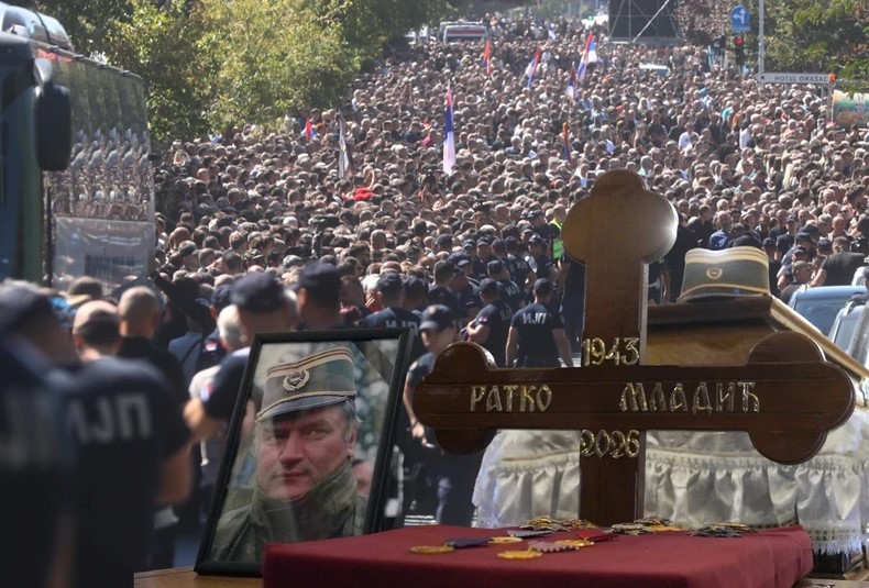 Helsinški odbor o sahrani Mladića: Sinhronizovan igrokaz države, vojske i crkve