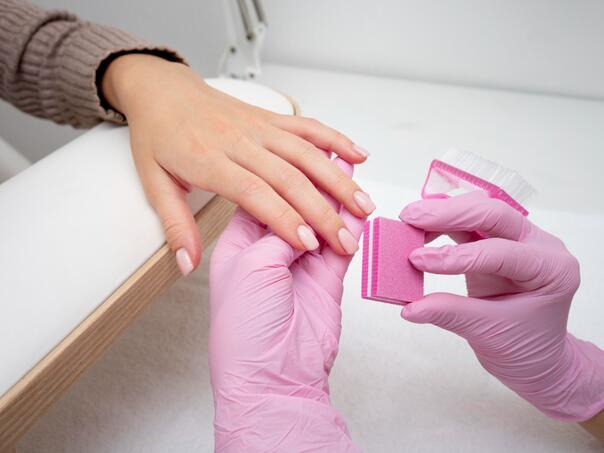 Hemikalija u gel lakovima povezana s neplodnošću