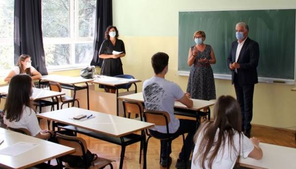 Herceg i Hadžović posjetili mostarske škole