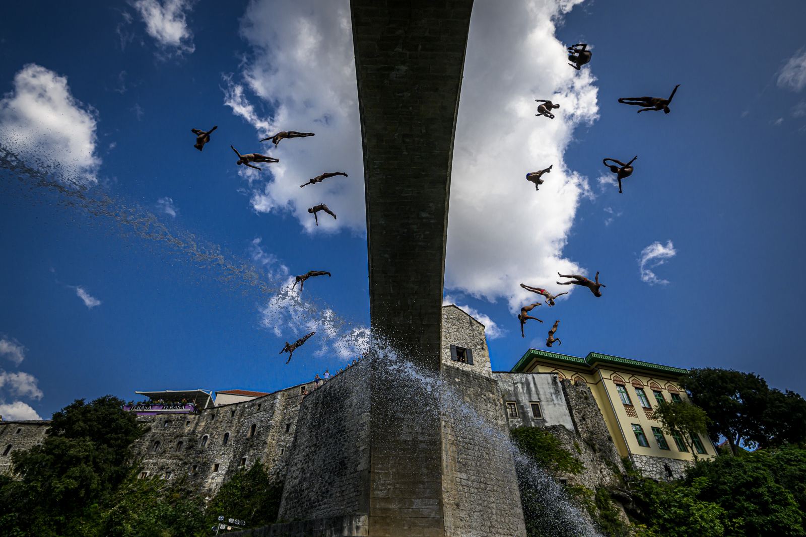 Pogledajte spektakularni masovni skok sa Starog mosta
