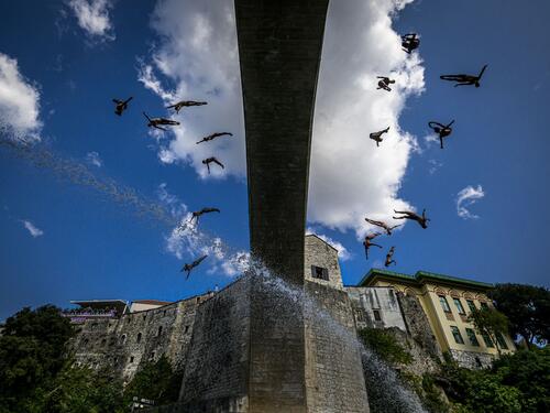 Pogledajte spektakularni masovni skok sa Starog mosta