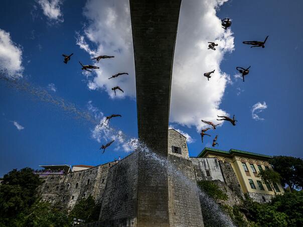 Pogledajte spektakularni masovni skok sa Starog mosta
