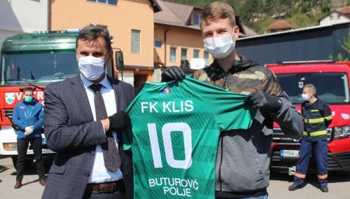 Heroj Sarajlić uručio dres Klisa premijeru Novaliću