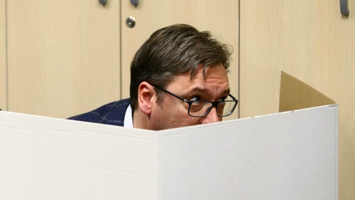Hibridni režim u Srbiji, Vučić žuri na izbore prije recesije