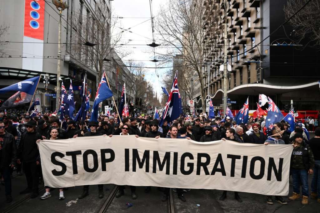 Hiljade Australaca na protestima protiv imigracije, vlada ih povezuje s neonacistima