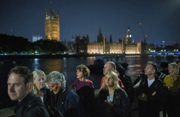 Hiljade Britanaca stoje u redu pred lijesom kraljice Elizabete