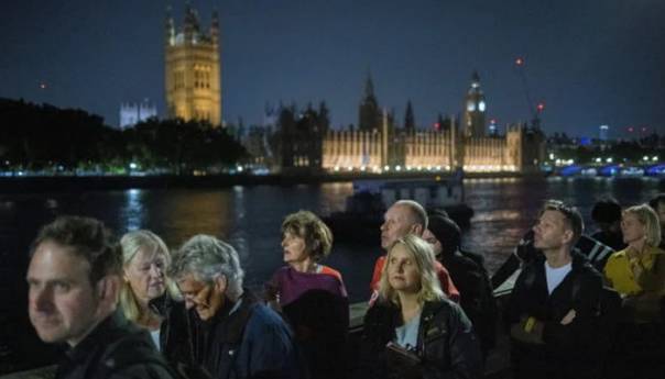 Hiljade Britanaca stoje u redu pred lijesom kraljice Elizabete
