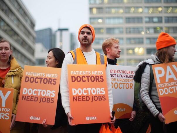 Hiljade britanskih ljekara krenulo u petodnevni štrajk