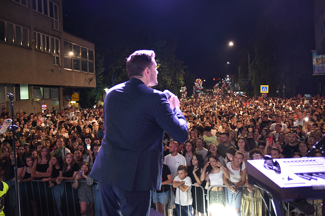 Hiljade Hadžićana pjevali uz Mirzu Selimovića, priredio im nezaboravan koncert