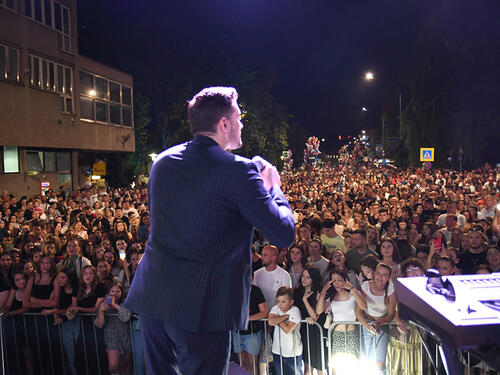 Hiljade Hadžićana pjevali uz Mirzu Selimovića, priredio im nezaboravan koncert
