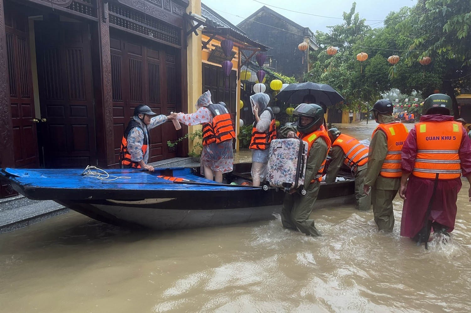 Hiljade ljudi evakuisano u Vijetnamu, rekordne padavine izazvale poplave