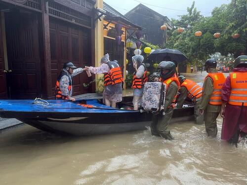 Hiljade ljudi evakuisano u Vijetnamu, rekordne padavine izazvale poplave
