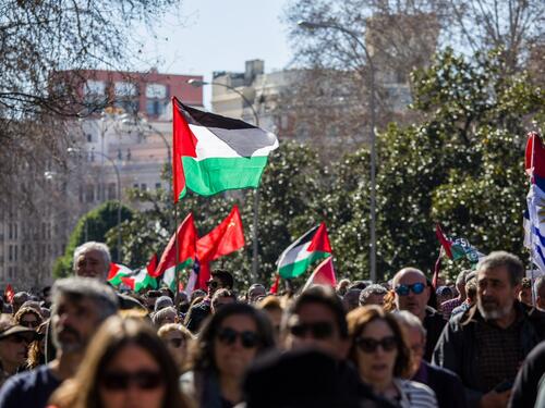 Hiljade ljudi marširalo u Madridu u znak podrške Palestincima
